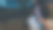 亚洲女商人穿着时尚的办公室服装工作到很晚，在城市现代城市的汽车后座上使用智能手机。图片下载
