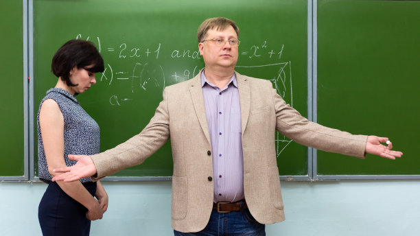 教授让学生们帮助解答黑板上那个无知学生的问题图片下载