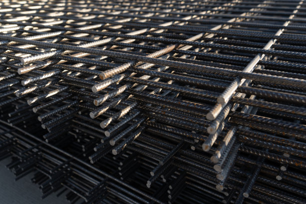 钢筋用钢丝粘接，用作建筑基础设施。由于化学反应，钢筋的哪一部分生锈了。图片下载