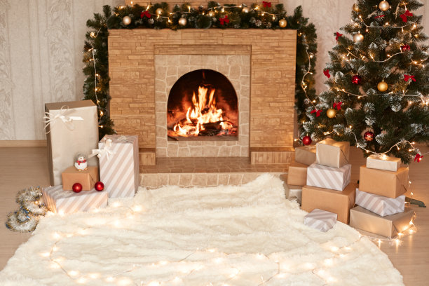 明亮的客厅，白色柔软的地毯，壁炉燃烧的火，圣诞祝福礼物盒，装饰圣诞房间，冬季节日庆祝。图片下载