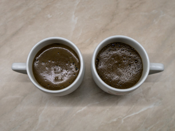 厨房桌子上放着两个咖啡杯，俯视图图片下载