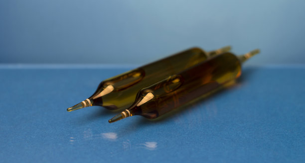 蓝色背景上的药用安瓿瓶图片下载