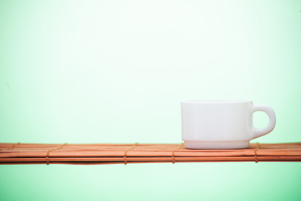 竹席上的白色陶器图片下载