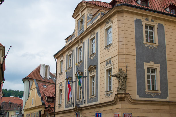在捷克共和国的布拉格，典型多彩的捷克住宅的立面图片下载