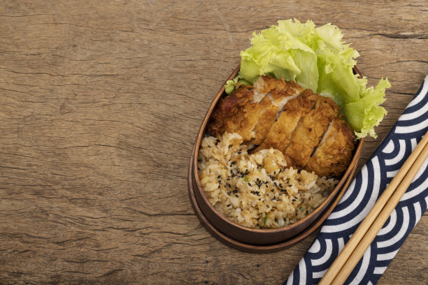 便当，木制背景的日本风格的著名午餐盒图片下载