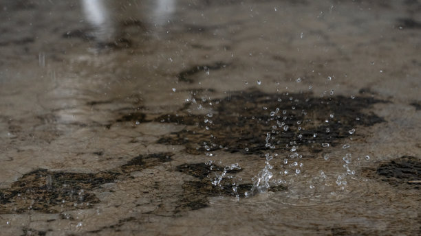 雨点滴落在地上，像花朵一样散开。用高速摄像机拍摄了倾盆大雨和慢动作气泡的特写镜头。用高速电影摄影机拍摄图片下载