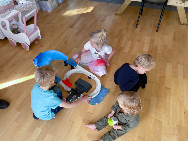 玩的孩子图片下载