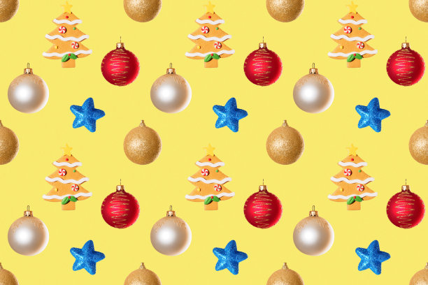 无缝的新年图案从圣诞树玩具云杉的形式做成的饼干，红色，白色，金色的球，蓝色的星星在黄色的背景对角线图片下载
