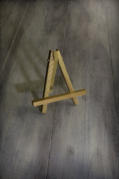 木制画架或艺术板与帆布在木制背景与复制空间图片下载