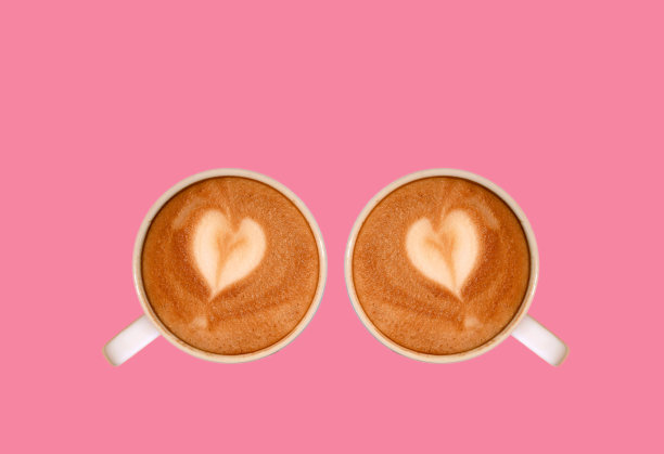 一对心形拿铁艺术卡布奇诺咖啡孤立在火烈鸟粉红色的背景图片下载