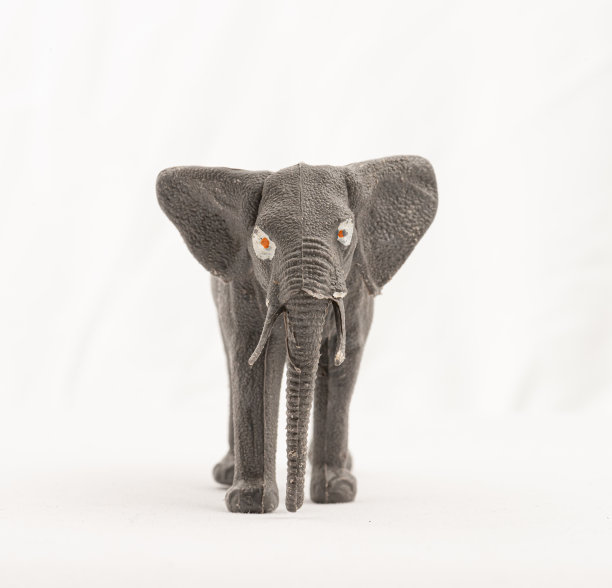 白色背景上的塑料玩具大象…图片下载