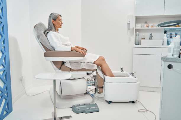 病人脚泡浴侧面照片图片下载