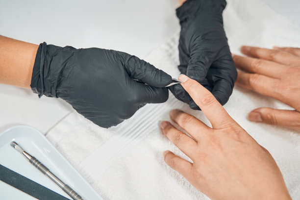 美甲大师在沙龙做美甲的特写图片下载