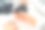 聚焦照片上美容师正在做专业美甲图片下载
