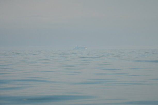 雾中的大海。地平线，消失在雾中。雾中的爱尔兰海。多雾的天气图片下载