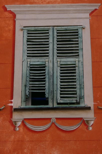 窗户和木制百叶窗，L'Escarène, Alpes-Maritimes图片下载