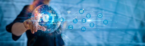 物联网为人们的生活提供智能解决方案。商人在科学、商业营销、创新技术行业的虚拟物联网网络与图形图标连接服务图片下载