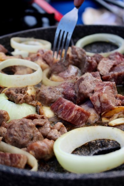 烧烤用黑色的烤盘烤牛肉。家庭野餐和烧烤。图片下载