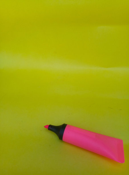 粉红色高光孤立在黄色背景上图片下载