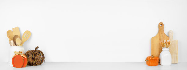 秋季主题厨房用具，南瓜装饰和器皿在白色的架子或柜台上图片下载