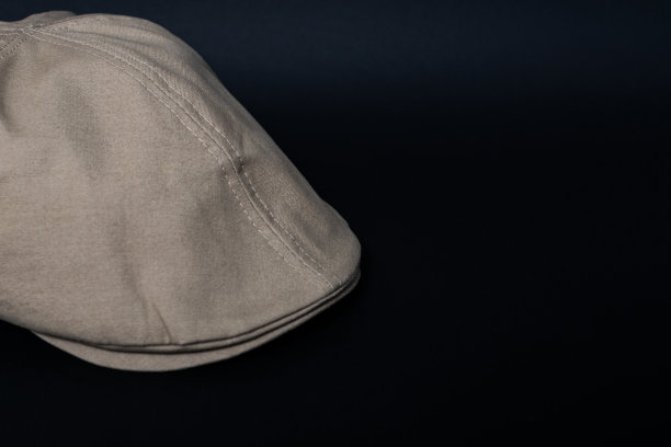 在红色和黑色背景下的新型帽子和帽子的特写。图片下载