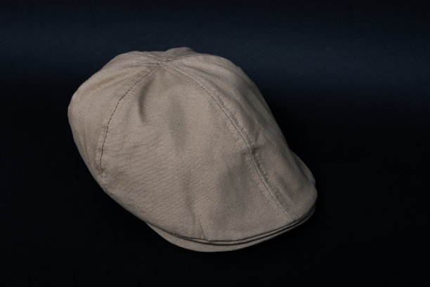 在红色和黑色背景下的新型帽子和帽子的特写。图片下载