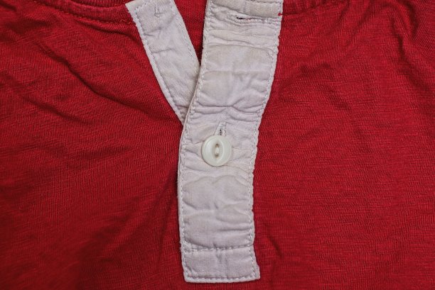 衬衫的一部分由红色织物制成图片下载
