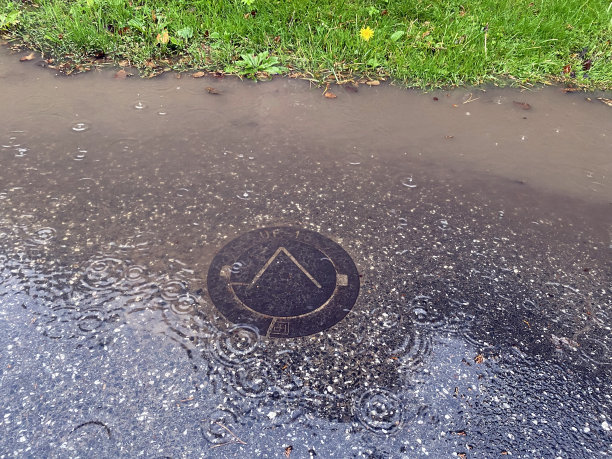 雨后室外盖在水下图片下载