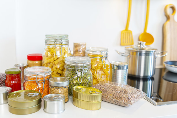 厨房柜台上的罐头食品和食品罐图片下载