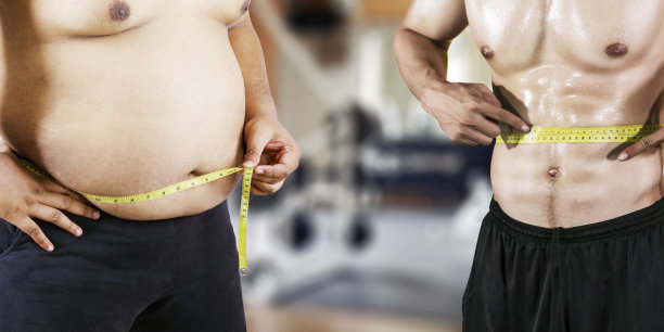 两个人在锻炼后比较他们的腰围图片下载