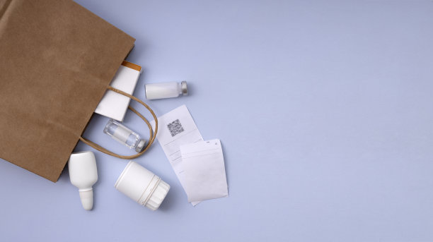 俯视图的蓝色书桌和药品，纸袋在上面。空的空间。网上订购和配送药丸的概念。几瓶药，维生素，账单在桌子上图片下载