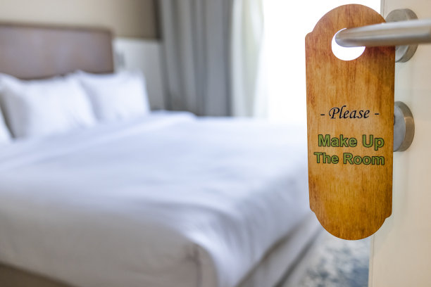 酒店房间门上有请整理房间标志图片下载