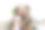 小女儿年轻的母亲面对网络摄像头近距离观察。可爱的小女孩用智能手机和姐姐一起玩自拍，视频博主记录新的视频博客，享受有趣的活动概念图片下载