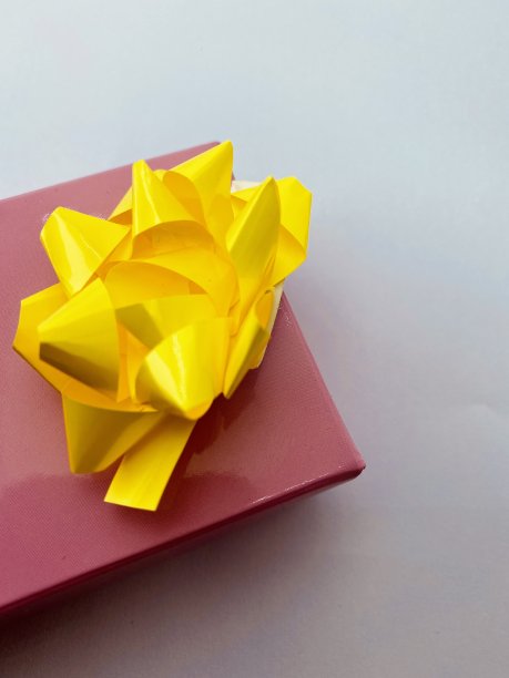 白色屏幕上的粉色礼品盒图片下载