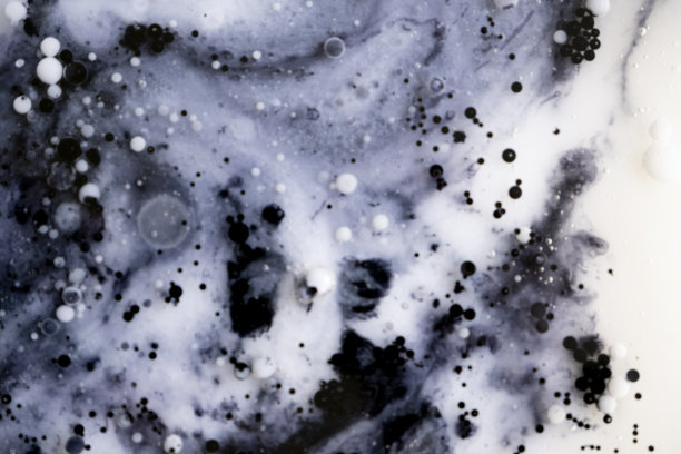 用墨水和牛奶制作的黑白抽象艺术品图片下载