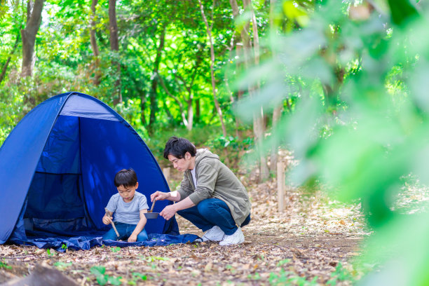 一个男孩喜欢和他的父亲在户外图片下载