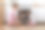室内侧面照片中，她微笑着从烤箱里拿面包，女儿站在旁边，闻着美味的糖果，孩子和妈妈在厨房里，一家人坐在家里的地板上摆姿势。图片下载