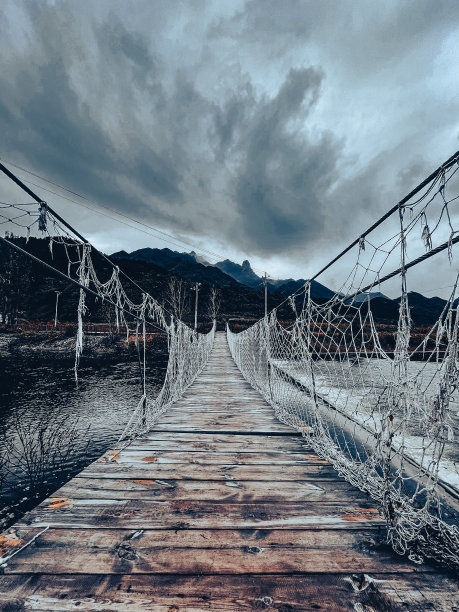 铁锈桥与山背景在雾霭多云的日子图片下载