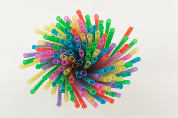 白色背景上的多色吸管。创意-派对，装饰，背景，邀请卡。水平照片，俯视图，软焦点，选择性焦点。图片下载