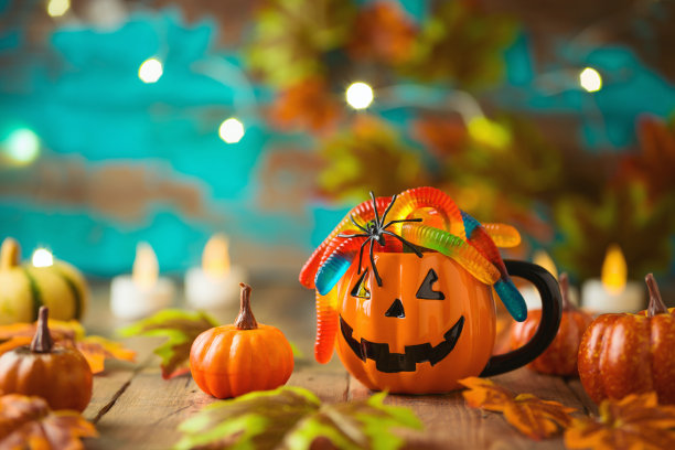 万圣节的庆祝概念有杰克灯杯，南瓜和秋天的树叶。图片下载