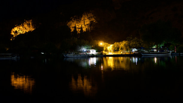 卡诺斯古城的国王石墓。Dalyan靠近Iztuzu海滩，这是Caretta Caretta的产卵区。夜景。图片下载