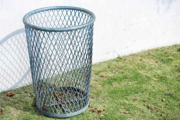 公园里一个垃圾桶的照片。图片下载