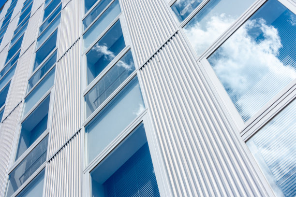 这是一张在日本拍摄的办公楼的照片。城市的形象。图片下载