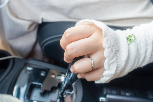 一个女人开车的照片。一个人开车的形象。图片下载