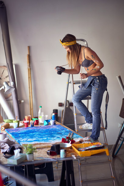 艺术的照片。女艺术家在艺术工作室使用相机图片下载