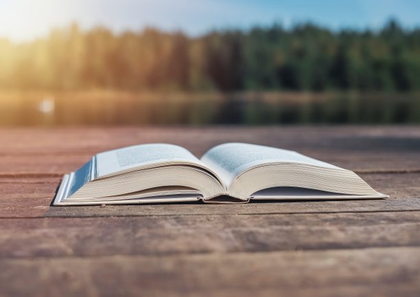 翻开书在木桌上自然。暑期阅读概念图片下载