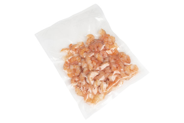 真空塑料袋里的虾被隔离在白色背景上。真空包装食品。图片下载