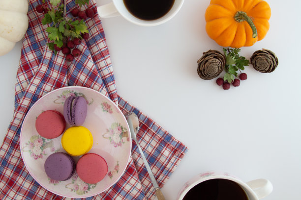 白色背景上的马卡龙，装饰品图片下载