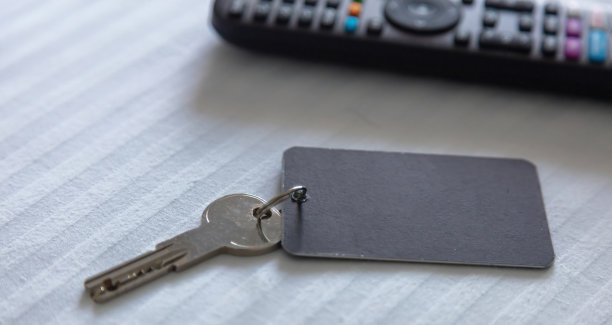 钢制钥匙环和空白标签的文字或数字和酒店房间门钥匙，特写图片下载