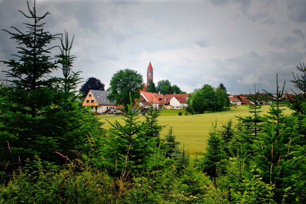 有教堂塔的村庄图片下载